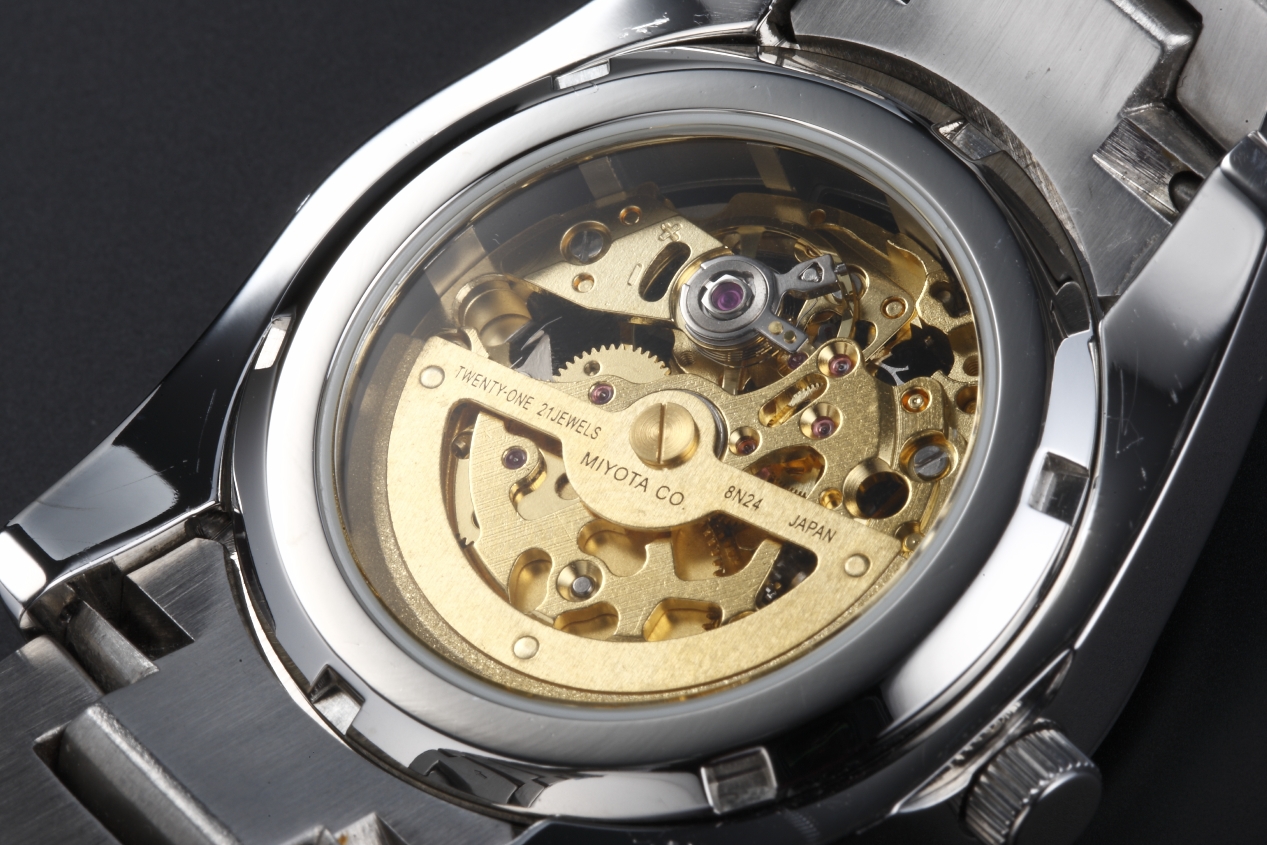 両面スケルトン自動巻きが奏でる機構美。GOLD PFEIL G51007SB、静かに